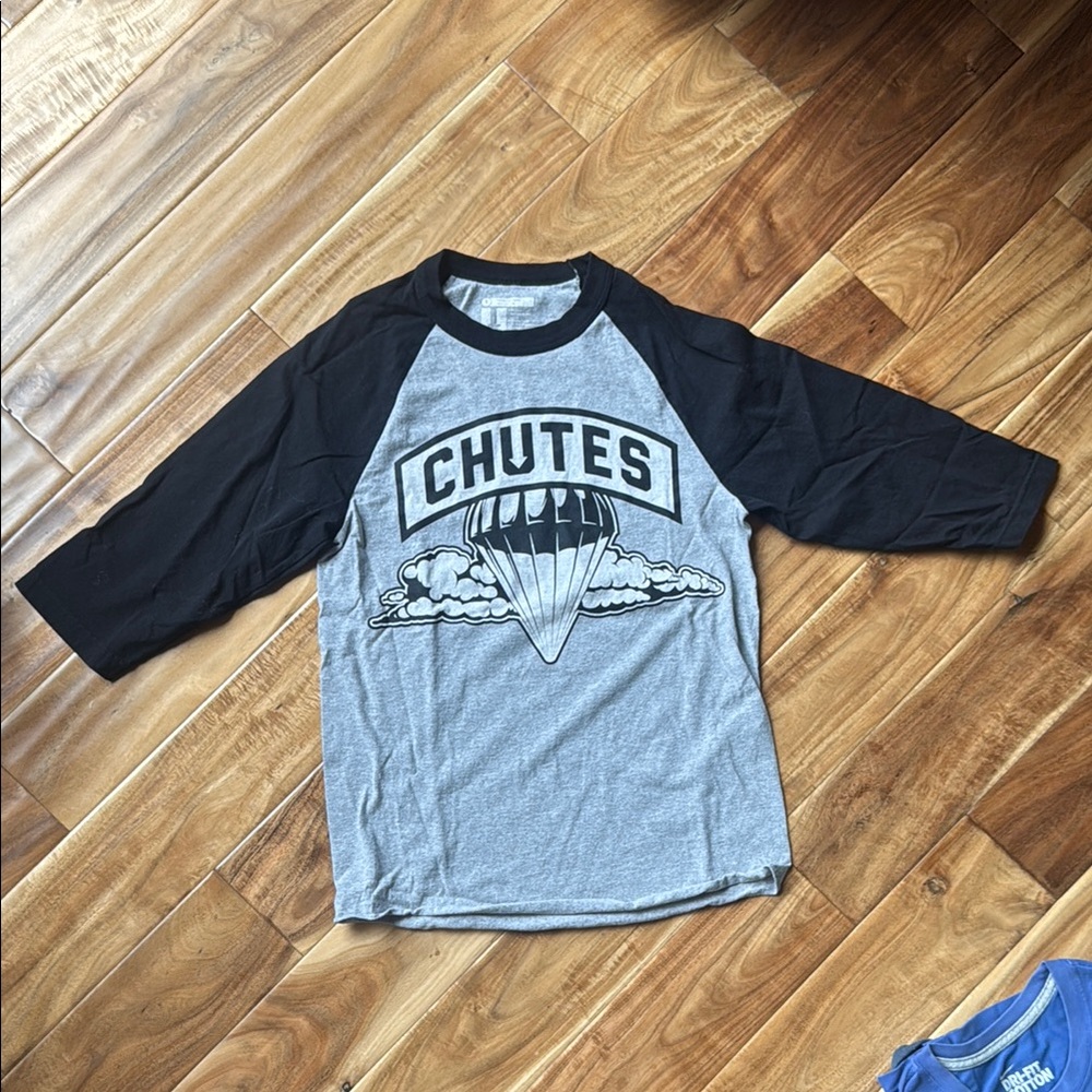 NWOT Skydive Hawaii “Chutes” Gray and Black Raglan T-Shirt